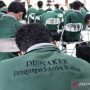 Peserta pemagangan kerja mengikuti pelatihan teori di Balai Latihan Kerja Kabupaten Bekasi yang berlokasi di Desa Srimahi, Kecamatan Tambun Utara, Selasa. (ANTARA/Pradita Kurniawan Syah).