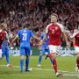 Penyerang tim nasional Denmark Andreas Cornelius (kedua kanan) melakukan selebrasi seusai mencetak gol pelengkap kemenangan 5-0 atas Israel laga lanjutan Grup F kualifikasi Piala Dunia 2022 zona Eropa di Stadion Parken, Kopenhagen, Denmark, Selasa (7/9/2021) waktu setempat. (ANTARA/REUTERS/RITZAU SCANPIX/Mads Claus Rasmussen)