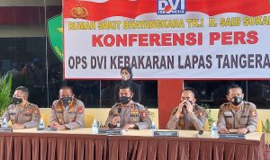 Kepala Biro Penerangan Masyarakat Divisi Humas Polri Brigjen Pol Rusdi Hartono (tengah) dalam konferensi musibah kebakaran Lapas Tangerang di RS Polri Kramat Jati, Jakarta, Rabu (8/9/2021). ANTARA/Yogi Rachman