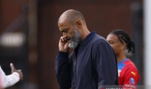 Ekspresi kecewa manajer Tottenham Hotspur Nuno Espirito Santo seusai timnya kalah melawan Crystal Palace dalam lanjutan Liga Inggris di Stadion Selhurst Park, London, Inggris, Sabtu (11/9/2021). (ANTARA/REUTERS/ACTION IMAGES/John Sibley)