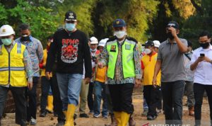 Jelang Musim Hujan, Pemkot Bekasi Cek Lokasi Rawan Banjir Wakil Wali Kota Bekasi Tri Adhianto Tjahyono meninjau beberapa lokasi rawan guna mengantisipasi musibah banjir saat tiba musim penghujan. (ANTARA/Pradita Kurniawan Syah).
