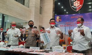 Bareskrim Polri Ungkap Jaringan Tindak Pidana Uang Palsu Rupiah dan Dollar Direktorat Tindak Pidana Ekonomi Khusus Bareskrim Polri ungkap tindak pidana peredaran dan pembuat uang palsu di Bareskrim Polri, Jakarta Selatan, Kamis (23/9/2021). (ANTARA/Laily Rahmawaty)