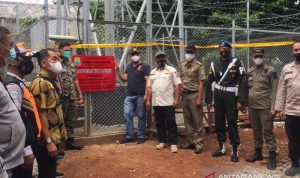 Tak Berizin, Menara Telekomunikasi Disegel Pemkot Bekasi Petugas gabungan Kota Bekasi, Jawa Barat menyegel tower telekomunikasi tidak berizin di Jalan Al Hidayah RT 2/2 Kelurahan Jatibening, Kecamatan Pondokgede, Kamis (23/9/2021). (ANTARA/Pradita Kurniawan Syah).