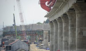 Pekerja mengoperasikan alat berat untuk menyelesaikan lintasan pada proyek kereta api cepat Jakarta-Bandung di Lembah Teratai, Kabupaten Bandung Barat, Jawa Barat, Minggu (8/8/2021). Gubernur Jawa Barat Ridwan Kamil menyatakan uji coba kereta cepat Jakarta-Bandung ditargetkan akan dilaksanakan pada Oktober 2022 mendatang sementara pada Januari 2022, seluruh konstruksi beton proyek tersebut sudah tersambung sepenuhnya. ANTARA FOTO/Raisan Al Farisi