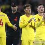 Bek Liverpool Andy Robertson (kanan) dan penyerang Roberto Firmino bertepuk tangan mengucapkan terima kasih kepada suporter tandang setelah bermain imbang melawan Brentford di Stadion Brentford Community, London, Inggris, Sabtu (25/9/2021) waktu setempat. (ANTARA/REUTERS/ACTION IMAGES/Matthew Childs)