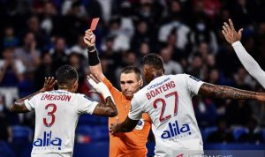 Liga Prancis: 10 Pemain Olympique Lyon Tahan Lorient Wasit Bastien Dechepy (tengah) memperlihatkan kartu merah kepada bek sayap Olympique Lyon Emerson Palmieri dalam laga lanjutan Liga Prancis melawan Lorient di Stadion Groupama, Lyon, Prancis, Sabtu (25/9/2021) waktu setempat. (ANTARA/AFP/Jeff Pachoud)