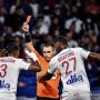 Wasit Bastien Dechepy (tengah) memperlihatkan kartu merah kepada bek sayap Olympique Lyon Emerson Palmieri dalam laga lanjutan Liga Prancis melawan Lorient di Stadion Groupama, Lyon, Prancis, Sabtu (25/9/2021) waktu setempat. (ANTARA/AFP/Jeff Pachoud)