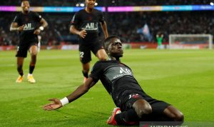 Gelandang Paris Saint-Germain Idrissa Gueye melakukan selebrasi seusai mencetak gol ke gawang Montpellier dalam laga lanjutan Liga Prancis di Stadion Parc des Princes, Paris, Prancis, Sabtu (25/9/2021) waktu setempat. (ANTARA/REUTERS/Gonzalo Fuentes)