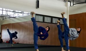 Atlet taekwondo putri Jawa Barat Defia Rosmaniar, Kevita Keliza, dan Rahmania Gunawan berlatih menjelang Pekan Olahraga Nasional (PON) Papua 2021 di Kota Jayapura, Kamis (30/9/2021). (ANTARA/Shofi Ayudiana)