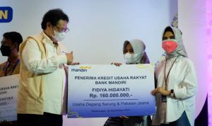 Menteri Koordinator Bisang Perekonomian Airlangga Hartarto memberikan bantuan secara simbolis kepada santri.