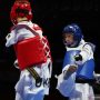 Atlet Afghanistan Zakia Khudadadi (kanan) beraksi dalam debutnya di Paralimpiade Tokyo 2020 pada babak repechage cabang olahraga taekwondo K44-49kg putri di Makuhari Messe, Chiba, Tokyo, Jepang, Kamis (2/9/2021) (ANTARA/Reuters/Thomas Peter)
