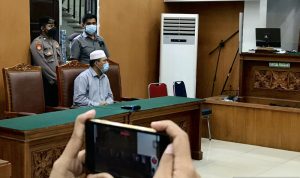 Yahya Waloni Minta Maaf atas Ceramahnya yang Menyinggung SARA Tersangka kasus penistaan agama Yahya Waloni (duduk kiri) mendengar penetapan hakim terkait pencabutan permohonan praperadilannya di Pengadilan Negeri Jakarta Selatan, Jakarta, Senin (27/9/2021). ANTARA/Genta Tenri Mawangi