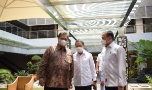 Menpora dan PSSI Konsultasikan Prokes Pelaksanaan Sepakbola Liga 2 Kepada Ketua KCPEN Airlangga Hartarto bersama MEnpora dan Ketua PSSI ngobrol santai