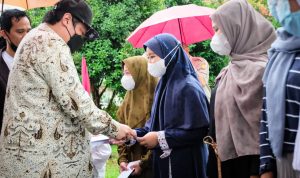 Menteri Koordinator Bidang Perekonomian Airlangga Hartarto memberikan bantuan kepada kalangan Ibu rumah tangga untuk membenatu meringankan dampak dari Pandami Covid-19.