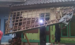 Bencana Alam Terjang Dua Kecamatan di Kabupaten Sukabumi Atap rumah bagian dapur milik warga Kampung Gosali, RT 04/06, Desa Bojonglongok, Kecamatan Parakansalak, Kabupaten Sukabumi