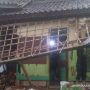 Bencana Alam Terjang Dua Kecamatan di Kabupaten Sukabumi Atap rumah bagian dapur milik warga Kampung Gosali, RT 04/06, Desa Bojonglongok, Kecamatan Parakansalak, Kabupaten Sukabumi