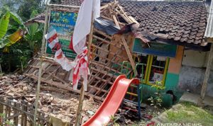 Bangunan Posyandu Bougenvil di Kampung Cipeureudah, Desa Bencoy, Kecamatan Cireunghas, Kabupaten Sukabumi, Jabar yang ambruk pada Selasa (7/9/2021). Akibat kejadian ini 10 wanita terluka tertimpa puing bangunan. ANTARA/Aditya Rohman