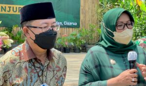 Atasi Kemacetan Bupati Bogor-Cianjur Desak Kementerian PUPR Bangun Jalur Puncak II Bupati Bogor Ade Yasin bersama Bupati Cianjur Herman Suherman saat melakukan pertemuan di Puncak Pas, Cisarua, Kabupaten Bogor, Jawa Barat, Sabtu (18/9/2021). (ANTARA/M Fikri Setiawan)