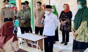 3.222 Sekolah di Kabupaten Bogor, Lakukan Uji Coba PTM Bupati Bogor Ade Yasin saat mendampingi Wakil Presiden RI Ma’ruf Amin dan Mendikbudristek Nadiem Makarim di Bogor, Jawa Barat, Kamis (9/9/2021). ANTARA/HO-Pemkab Bogor