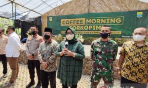 Bupati Cianjur, Jawa Barat, Herman Suherman bersama Bupati Bogor, Ade Yasin. ANTARA POTO. (ANTARA/Ahmad Fikri)