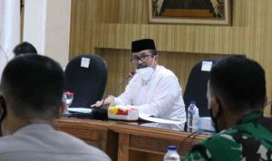 Bupati Cirebon Klaim 373 Desa Masuk Zona Hijau Bupati Cirebon Imron saat memimpin rapat evaluasi PPKM di Cirebon, Jawa Barat, Jumat (3/9/2021). (FOTO ANTARA/HO-Humas Pemkab Cirebon)