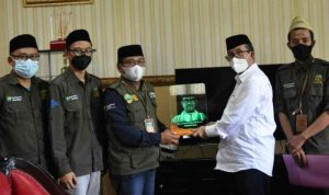 Bupati Cirebon Imron saat menerima kunjungan Koordinator pendamping program "One Pesantren One Product (OPOP)" Wilayah III Cirebon, di Cirebon, Jawa Barat, Jumat (17/9/2021). (ANTARA/Ho Humas Pemkab Cirebon)