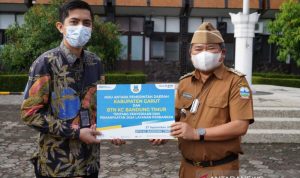 Bupati Garut Rudy Gunawan (kanan) melakukan penandatanganan kerja sama dengan BTN terkait penyediaan rumah bagi ASN/PPPK di Kabupaten Garut, Jawa Barat, Senin (27/9/2021). (ANTARA/HO-Diskominfo Garut)