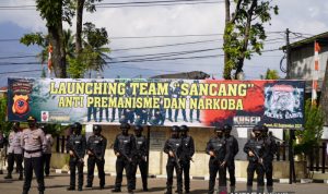 Bupati Garut Rudy Gunawan (kiri) memasangkan helm kepada anggota Tim Sancang saat Peluncuran Tim Sancang untuk memberantas premanisme dan narkoba di Markas Polres Garut