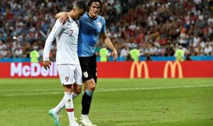 Cavani Rela Tanggalkan Nomor 7 Demi Ronaldo JONATHAN NACKSTRAND/AFP (Kapten Portugal Cristiano Ronaldo membantu striker Uruguay Edinson Cavani yang cedera untuk meninggalkan lapangan dalam laga 16 besar di Piala Dunia 2018. Mereka kini setim di Manchester United.)