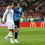 JONATHAN NACKSTRAND/AFP (Kapten Portugal Cristiano Ronaldo membantu striker Uruguay Edinson Cavani yang cedera untuk meninggalkan lapangan dalam laga 16 besar di Piala Dunia 2018. Mereka kini setim di Manchester United.)