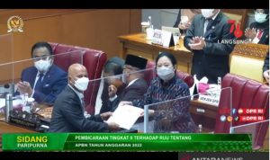 Ketua Badan Anggaran (Banggar) DPR Said Abdullah menyerahkan RUU APBN tahun 2022 kepada Ketua DPR Puan Maharani dalam Rapat Paripurna DPR RI ke-6 Masa Persidangan I tahun sidang 2021-2022 di Jakarta, Kamis (30/09/2021). (ANTARA/Agatha Olivia)