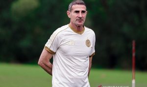 Pelatih Persija Angelo Alessio untuk pertama kali memimpin langsung latihan skuadnya, sebagai persiapan menuju Liga 1 Indonesia 2021-2022, Jumat (18/6/2021). ANTARA/HO-Persija/am.