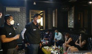 Direktur Reserse Narkoba Polda Metro Jaya Kombes Pol Mukti Juharsa (kedua kiri) menegur salah satu tamu di tempat karaoke di Jakarta dan Tangerang Selatan, Sabtu (18/9) dini hari. ANTARA/Fianda Sjofjan Rassat