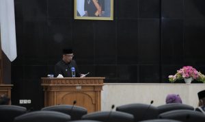 Gubenur Jabar Ridwan Kamil Ketika membaerikan pandangan umum di haapan DPRD Jabar