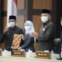 Gubernur Jabar Ridwan Kamil menyerahkan susunan APBD Perubahan ke Pimpinan DPRD Jabar