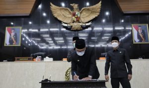 APBD Perubahan 2021 Jabar Mengalami Penurunan Rp 5,22 Triliun Gubernur Jawa Barat Ridwan Kamil menandatangani hasil rancangan APBD Perubahan 2021