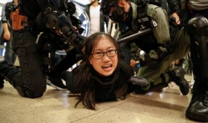 Diringkus Polisi, Wakil Ketua Kelompok Pro Demokrasi Hongkong Dokumentasi - Polisi menangkap seorang pengunjuk rasa antipemerintah saat demonstrasi di dalam sebuah pusat perbelanjaan di Hong Kong, China, Minggu (15/12/2019). ANTARA/REUTERS/DANISH SIDDIQUI/tm