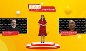 Executive General Manager TV dan Video Telkom A. A. Gede Mayun (kanan) bersama Country Head Viu Varun Mehta (kiri) pada live press conference terkait kerja sama layanan streaming video over-the-top (OTT) IndiHome & Viu, Rabu (1/9).