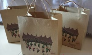 Ampas Tebu Disulap Mahasiswa IPB Jadi Tas Jinjing Tas jinjing terbuat dari ampas tebu karya tim mahasiswa IPB University, dipasarkan seharga Rp10 ribu per buah. (ANTARA/HO/Humas IPB University)