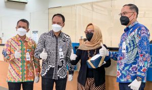 Peringati Hari Pelanggan Nasional, Jajaran Direksi bank bjb IKut Layani Nasabah
