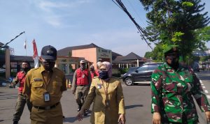 Ketua Satgas COVID-19 Kecamatan Kiaracondong Kota Bandung, Rina Dewiyanti (tengah).