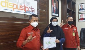 Kepala Dinas Dispusipda Jabar Serahkan Sertifikat Akreditasi Perpustakaan Kepala Dinas Dispusipda Jabar Serahkan Sertifikat Akreditasi Perpustakaan