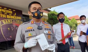 Pakai Modus COD, Residivis Curas Kembali Melakukan Aksinya Waka Polresta Bandung AKBP Dwi Indra Laksmana memperlihatkan hasil kejahatan modus COD.