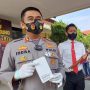 Waka Polresta Bandung AKBP Dwi Indra Laksmana memperlihatkan hasil kejahatan modus COD.