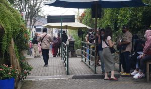 Anak di Bawah 12 Tahun Dilarang Masuk Obyek Wisata, Pengelola Kebingungan ILUSTRASI: Kunjungan wisatawan ke objek wisata di Bandung Barat.