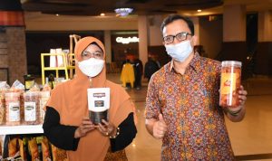 Ketua Dekranasda Kabupaten Bandung, Emma Dety Supriatna dan Kepala Disperindag Kabupaten Bandung Dicky Anugerah, saat mengunjungi Pameran di Braga City Walk, Kota Bandung.