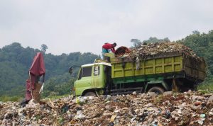 ILUSTRASI: pengangkutan sampah ke TPAS Sarimukti, KBB.