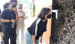 Pengunjung melakukan tes suhu di pintu masuk objek wisata The Lodge Maribaya