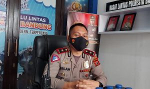 Kasat Lantas Polresta Bandung, Kompol Rislam Harfia usai diwawancara, Senin (13/9). (Yully S Yulianty/Jabar Ekspres)