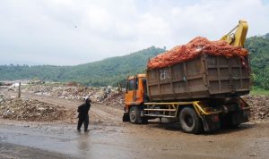 Pemda KBB Matangkan Rencana Pembuatan TPAS Sarimukti, Sudah Sejauh Mana? ILUSTRASI: Truk sampah masuk ke Area TPAS Sarimukti di KBB.